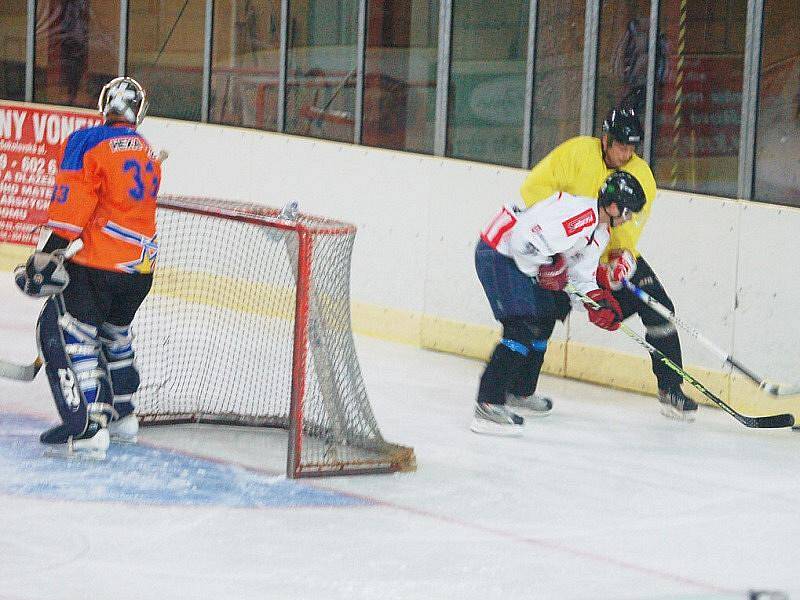 Letní hokejový pohár Zimního stadionu v Tachově má za sebou tři zápasy prvního kola.