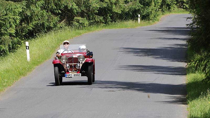 Ze západních Čech i dalších míst se do Chodové Plané v sobotu sjeli majitelé se svými stařičkými automobilovými veterány.