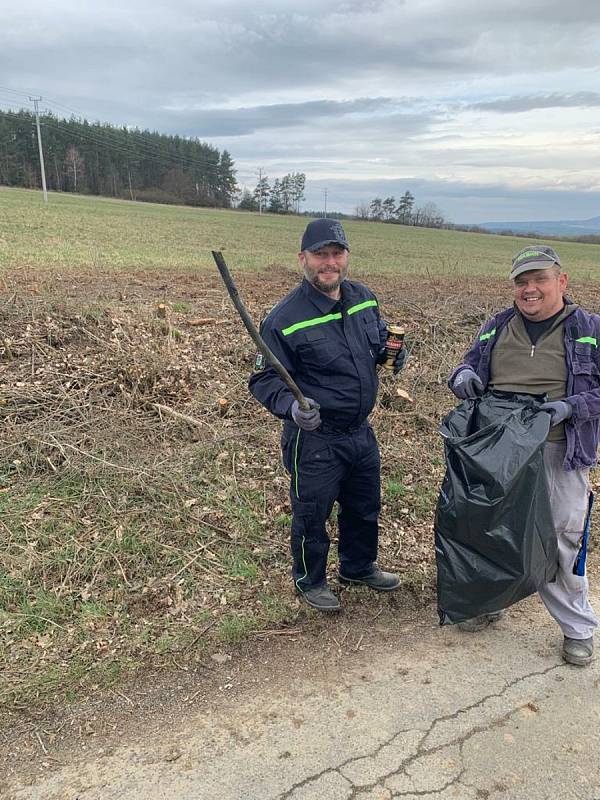 Úklid v okolí Vrbice.