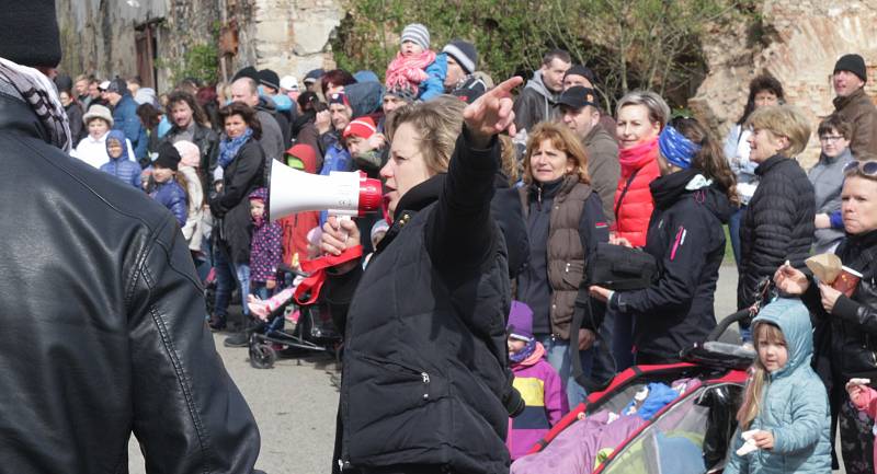 Tradiční vítání jara ve dvoře Krasíkově se také letos neslo v duhu trhů, pletení pomlázek,výrobyřehtaček a především vypuštění kůzlat do venkovního výběhu. "Lidí přišlo tak akorát,  podobnějako loni. Jsmerádi, že se vypršelo už včera dnes je poměrně pěkné