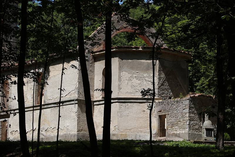 Kostel Navštívení Panny Marie v Nových Domcích na Tachovsku.