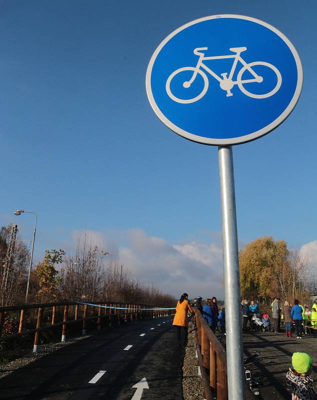 Na novou stezku se po slavnostním otevření vydali cyklisté i pěší rodiče s dětmi.