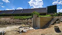 Návesný rybník v Chodové Plané je odbahněn, má nové schody do vody a také nový betonový čap. Ze dna rybníka bylo odvezeno přes 4000 kubíků usazenin.