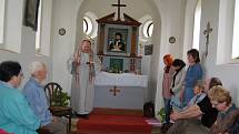 Olbramov slavil Pouť sv. Jana z Nepomuku mší v kapličce i kulturním programem na návsi.