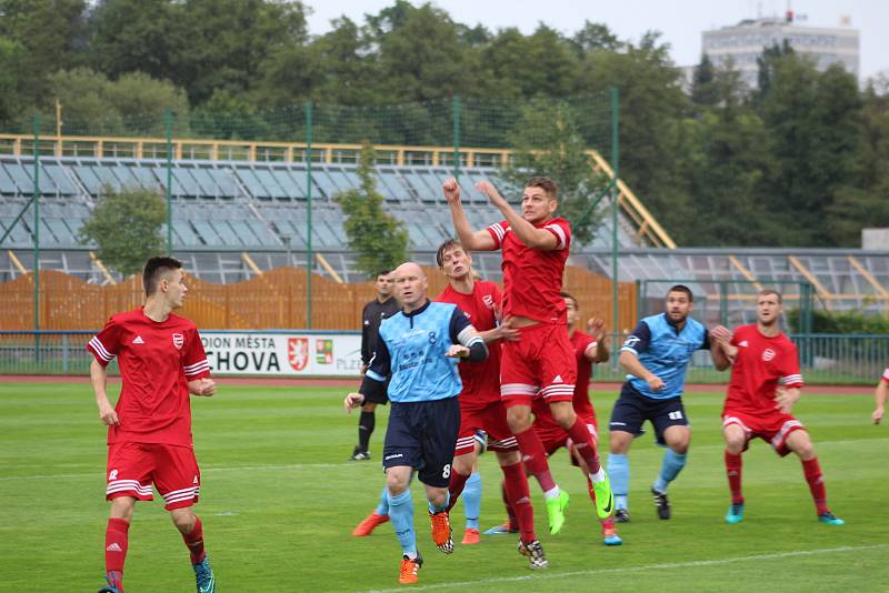 Z utkání krajského fotbalového přeboru mezi Tachovem (v červených dresech) a Holýšovem.