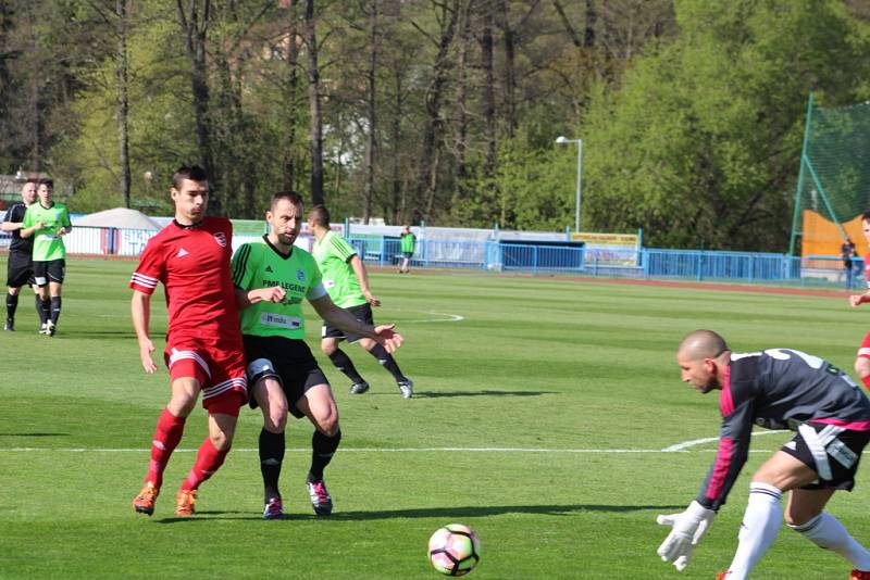 V utkání třetí fotbalové ligy mezi FK Tachov (v červeném) a Slavojem Vyšehrad byli lepší domácí, kteří zvítězili 4:2.