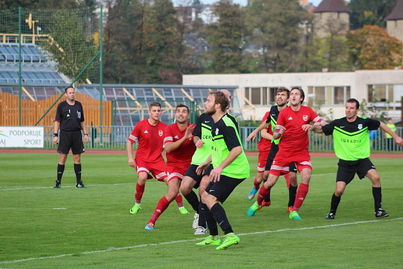 Z utkání krajského přeboru mezi FK Tachov (v červeném) a Slavojem Žihle.