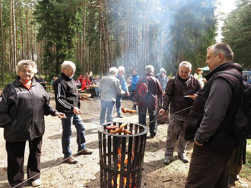 V okolí Černošína se uskutečnil tradiční turistický pochod Bílou vlčí stopou.