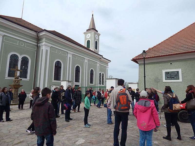 Z Kladrub do Kladrub se vypravil jezdecký klub, navštívil hřebčín