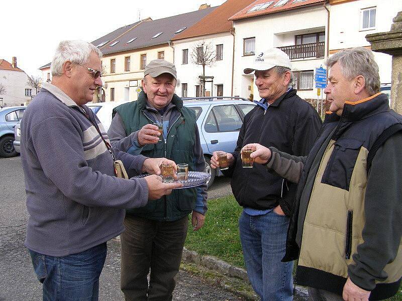 Martinskou husu a mladé víno nabízeli prodejci na Martina na kladrubském náměstí. 