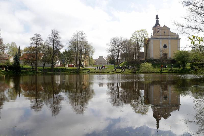 Návesný rybník obsadili závodící rybáři