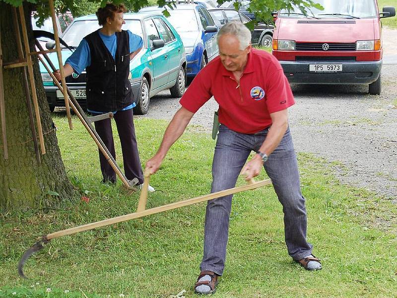 Třetí ročník soutěže v sekání trávy kosou se konal v sobotu ve Vítkově.