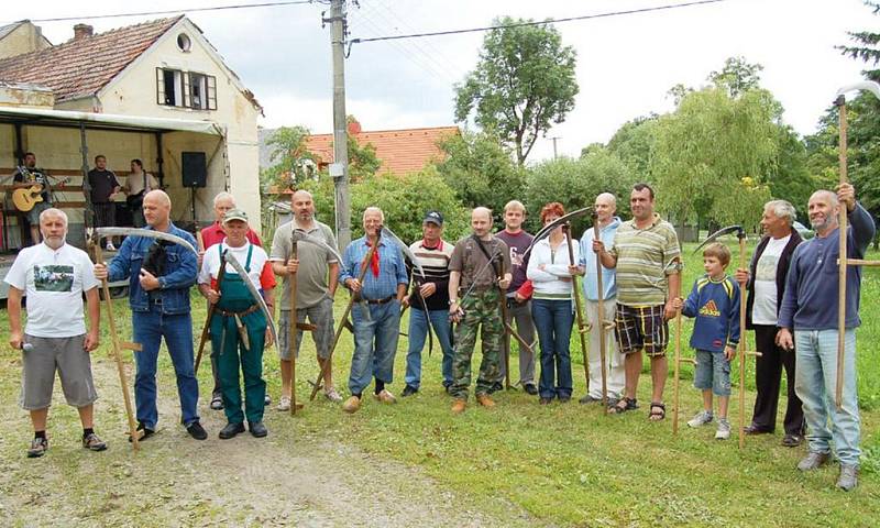 Třetí ročník soutěže v sekání trávy kosou se konal v sobotu ve Vítkově.