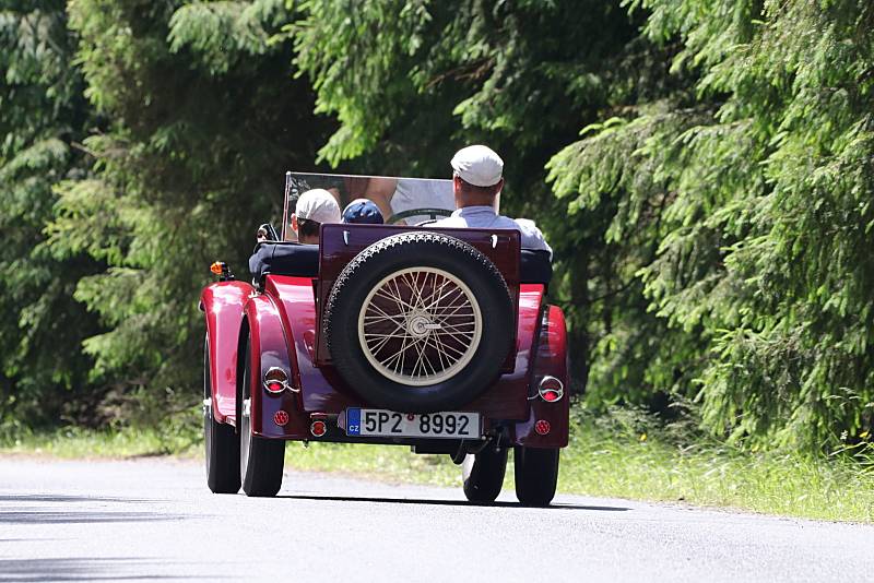 Ze západních Čech i dalších míst se do Chodové Plané v sobotu sjeli majitelé se svými stařičkými automobilovými veterány.