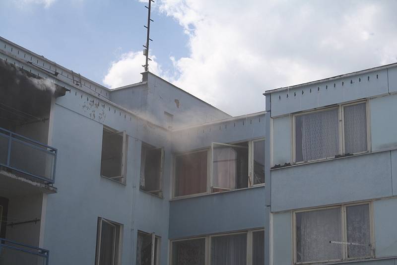 V odpoledních hodinách se ocitl jeden z pokojů ubytovny na sídlišti Východ v plamenech.