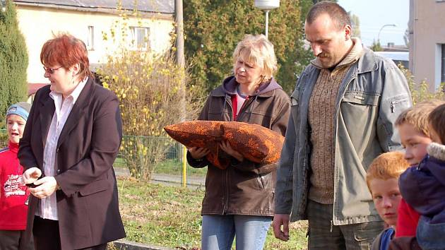 Jednou z věcí, kterou se v nedávné době  Lesné podařilo zrealizovat, bylo vybudování nového dětského hřiště. Náš snímek zachytil starostu Davida Öloveczkiho při slavnostním otevření. 