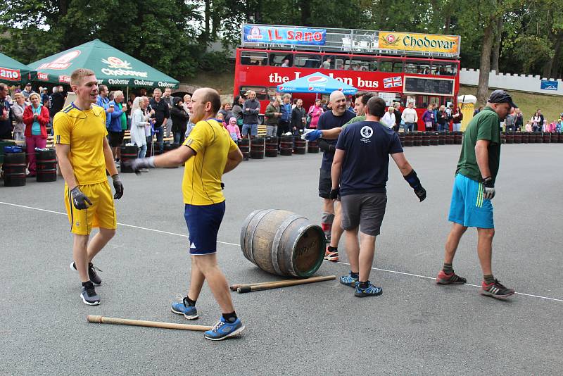V Chodové Plané se konalo Mistrovství světa v koulení dubových pivních sudů.