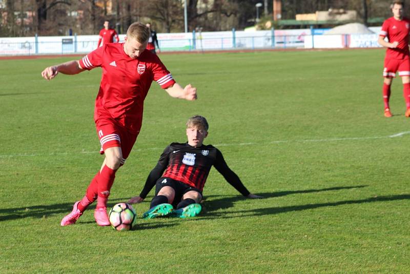 Fotbalisté FK Tachov (v červených dresech) zvítězili potřetí v řadě, tentokrát to odnesla středočeská Dobrovice.