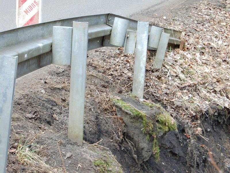 Poškozený most na silnici mezi Tachovem a Svobodkou