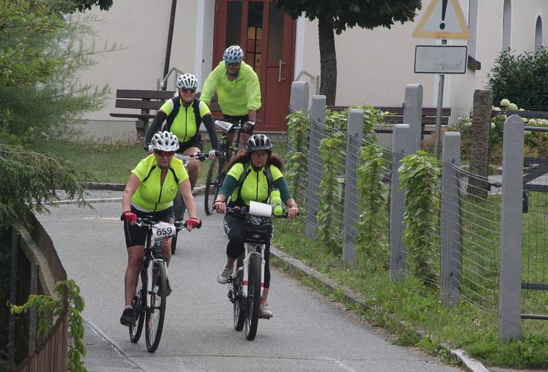 Z cyklistické soutěže v okolí Pirku.