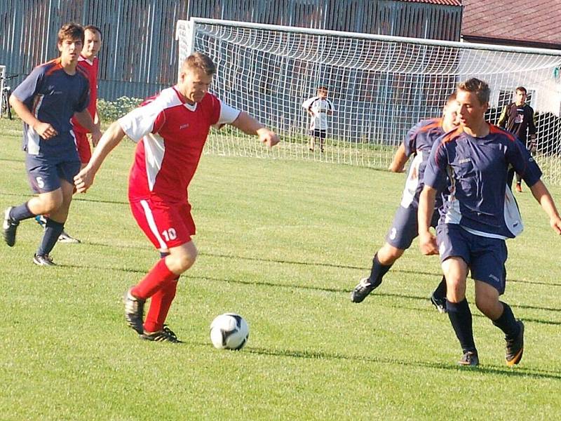 První utkání o postup do II. třídy se hrálo v pátek ve Stráži, Lom vyhrál 2:3.