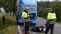 Na silnici mezi Stříbrem a Kladrubami se střetl motocyklista s kamionem. Na místo nehody u Kladrub přiletěla i letecká zdravotní služba.