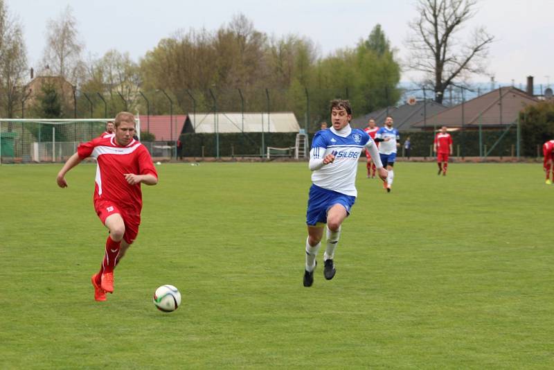 V derby mezi Chodovou Planou (v červeném) a Částkovem padlo devět gólů. Z vítězství se radovali domácí, kteří vyhráli 6:3.