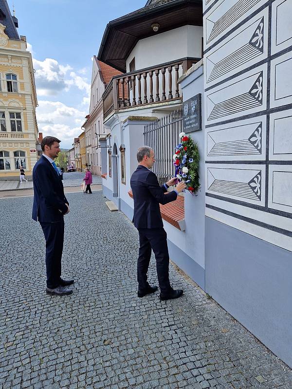 Kytice a věnce položili na tradičních pietních místech.