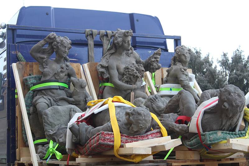 Prvních osm soch bylo z Kladrub odvezeno na Valeč.