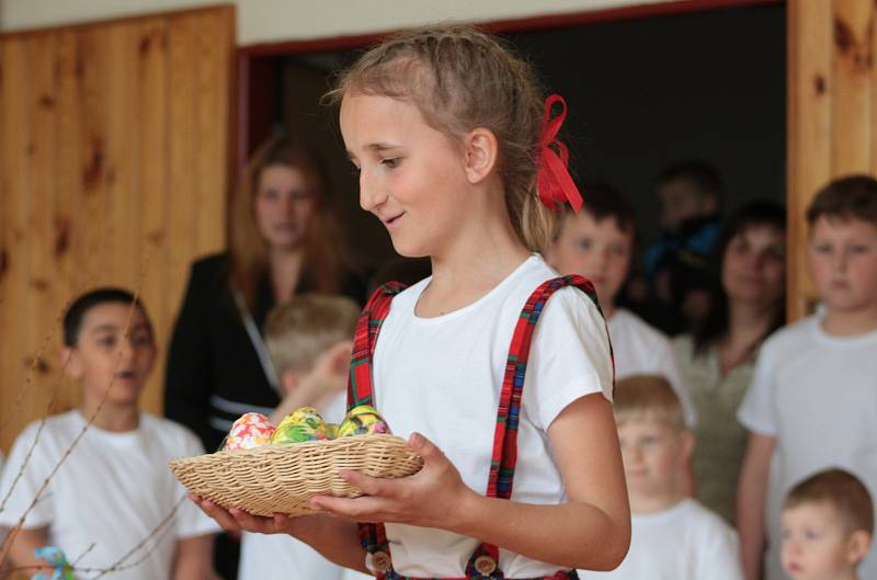Vítání jara v podání dětí a to i těch nejmenších se v sobotu konalo ve škole v Halži.