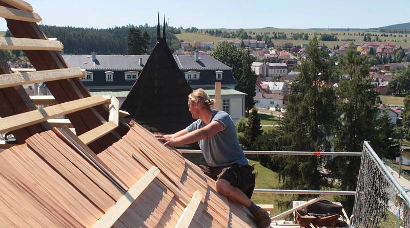 Hradební věže z doby Karla IV. dostávají nové šindele