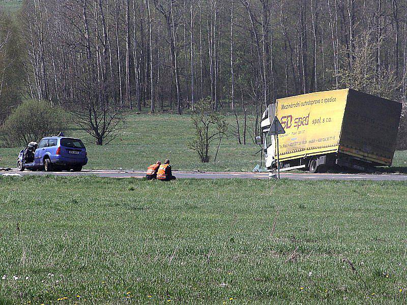 Smrtí třiadvacetiletého řidiče osobního automobilu skončil čtvrteční střet nákladního a osobního auta u Čečkovic u Boru na Tachovsku. 