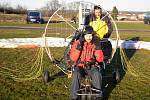 Paragliding je letecký sport. Provozují ho i na letišti v Erpužicích nedaleko Stříbra.