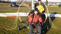 Paragliding je letecký sport. Provozují ho i na letišti v Erpužicích nedaleko Stříbra.