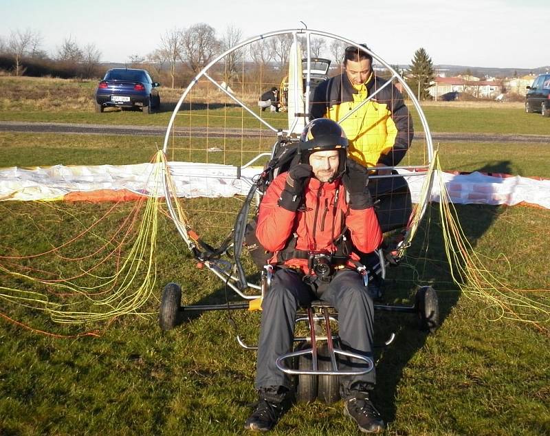 Paragliding je letecký sport. Provozují ho i na letišti v Erpužicích nedaleko Stříbra.