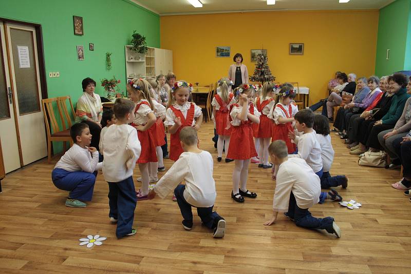 Děti z Mateřské školy Pošumavská pobavily seniory v klubu důchodců v Tachově.