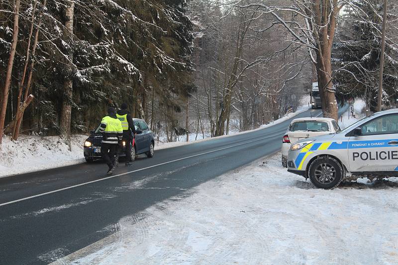 Mezi Tachovskem a Chebskem stojí na některých komunikacích policejní hlídky.