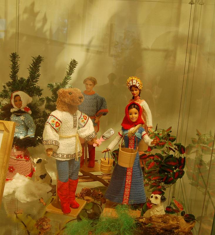 Současná výstava na tachovském zámku ručně pletených a háčkovaných modelů panenek z pohádky.