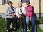 V Oboře se setkaly i spolužačky (zleva) Irena Sauková z Branky, Růžena Homolková z Tachova a Irena Kroupová.