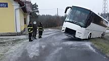 Autobus náhradní dopravy sjel v Blahoustech do příkopu.