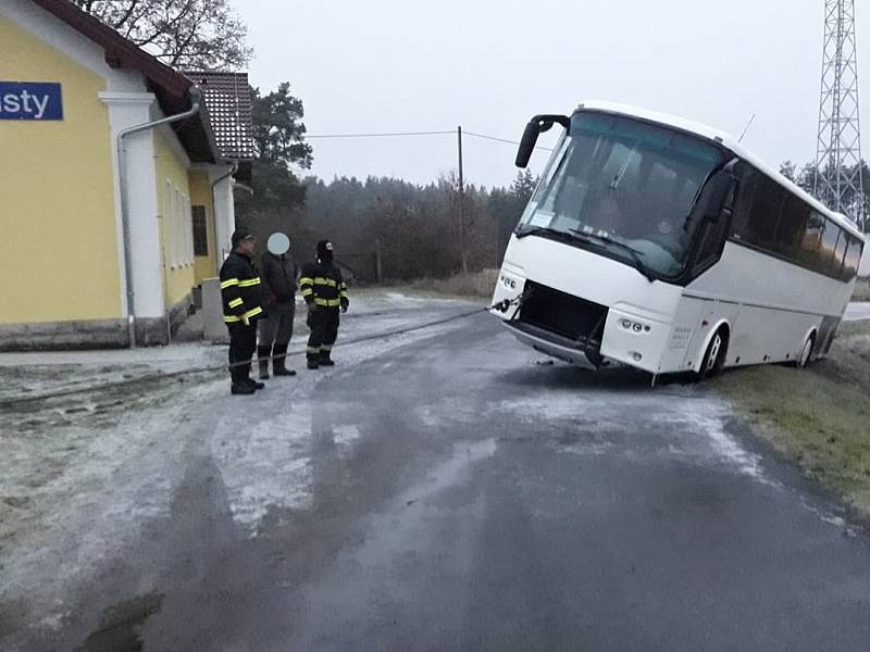 Autobus náhradní dopravy sjel v Blahoustech do příkopu.