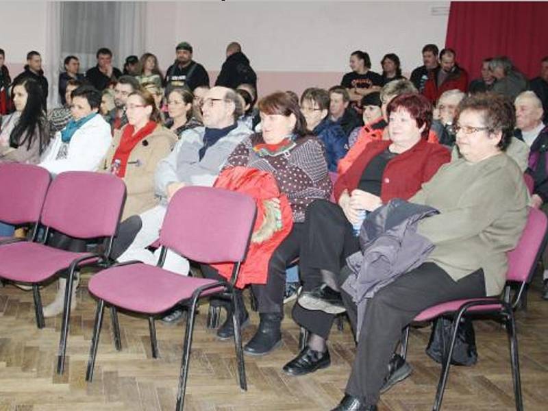 JEDNÁNÍ zastupitelstva v Částkově se v pondělí zúčastnilo několik desítek občanů. 