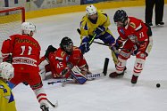 Hokejisté Tachova (červení) v minulé sezoně ještě jako samostatný tým. Od příští sezony budou opět samostatní.  