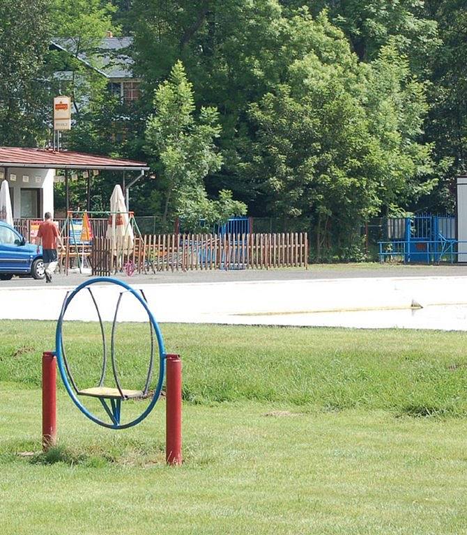 O koupaliště v Tachově kvůli chladnému počasí ochabl zájem. O předminulém víkndu přišlo přes dvě stě lidí.