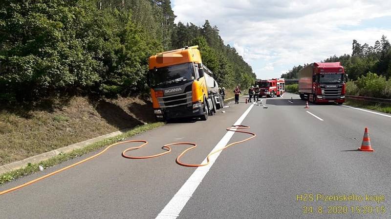 Nehoda cisterny na dálnici D5.