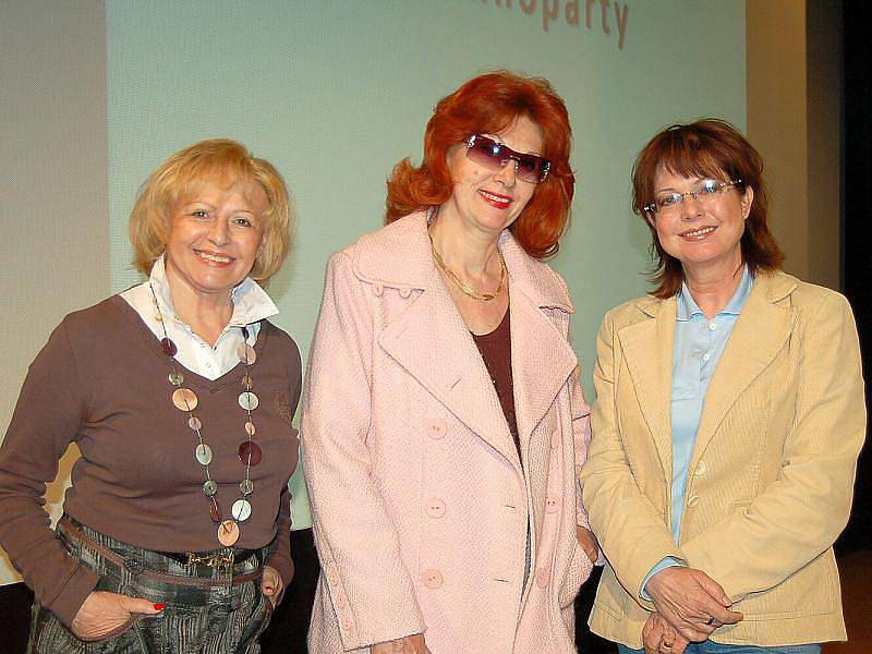 Tři bývalé televizní hlasatelky. Milena Vostřáková, Saskia Burešová a Marie Tomsová (zleva).