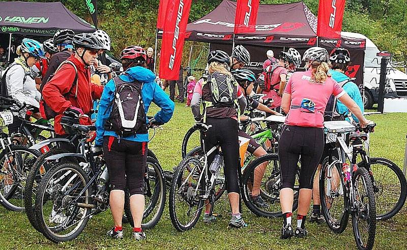 V Nové Vsi u Přimdy startoval Superior Bike Adventure, bodovací cyklistický závod dvojic.