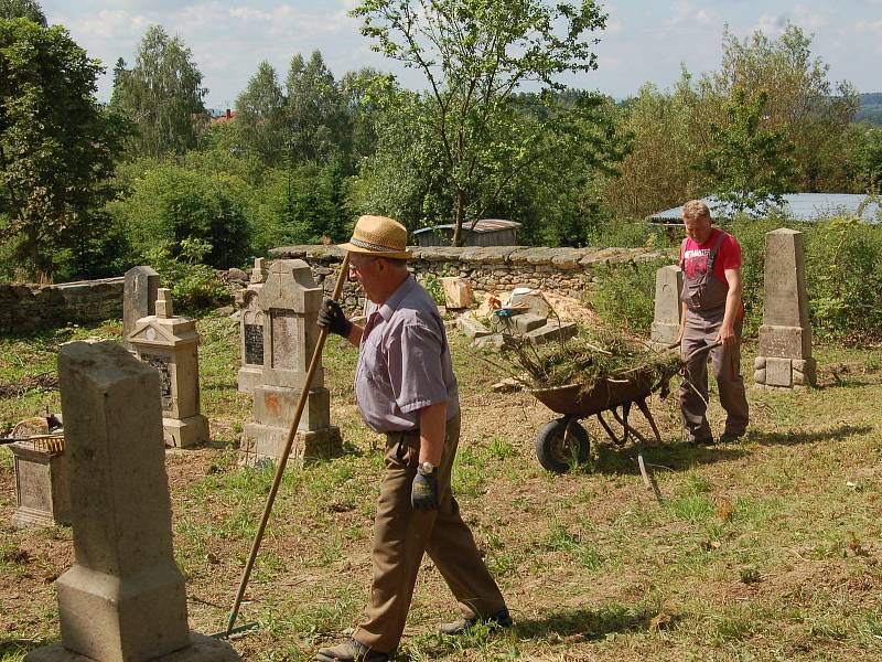 Na staré části hřbitova v Hošťce se sešla česko německá brigáda, aby pomohla k jeho obnově.
