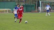 V derby mezi Chodovou Planou (v červeném) a Částkovem padlo devět gólů. Z vítězství se radovali domácí, kteří vyhráli 6:3.