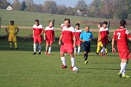Fotbalisté Jiskry Třemešné (v červeném) zdemolovali o víkendu rezervu Studánky 9:1. Hráči Čechie Halže (ve žlutém) nehráli.